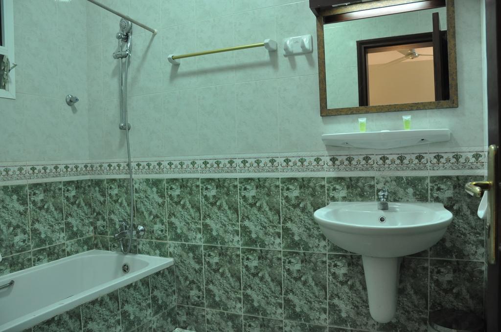 Sahara Hotel Apartments Маскат Екстериор снимка
